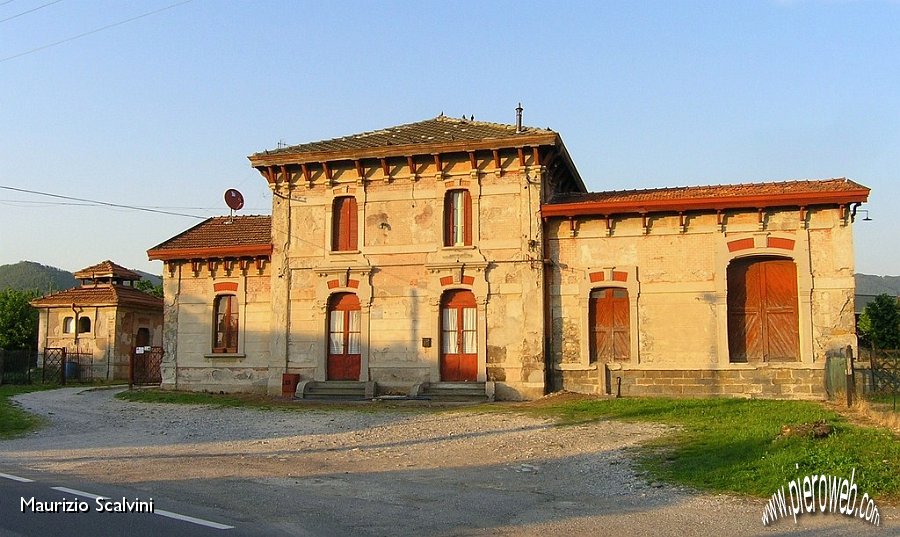 16 Almè. Stazione di Paladina. In realtà sorge nel territorio comunale di Almè.JPG